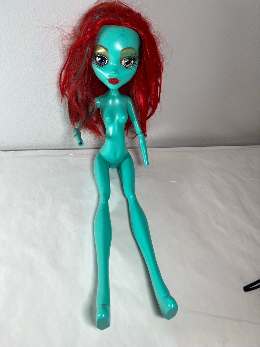 28 in Monster High doll Goregeous ghoul missing lower arms‎